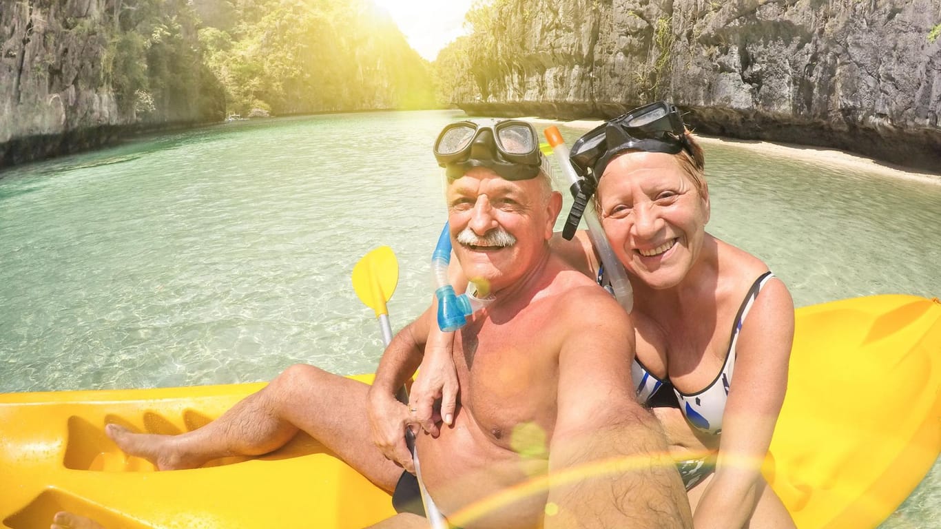Rentnerpaar hat Spaß beim Selfiemachen im Urlaub