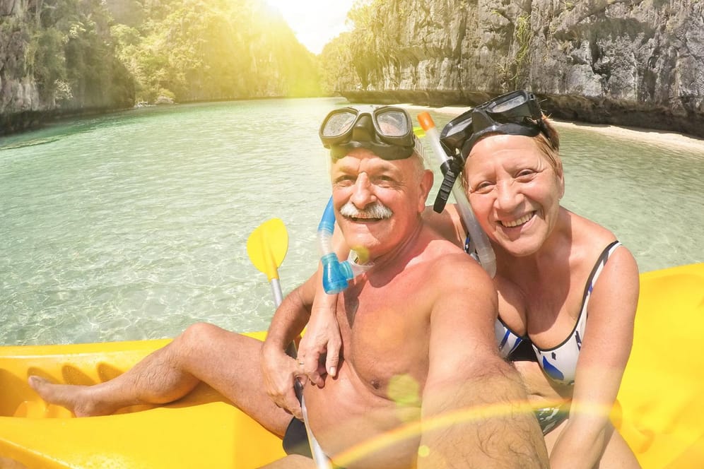 Rentnerpaar hat Spaß beim Selfiemachen im Urlaub