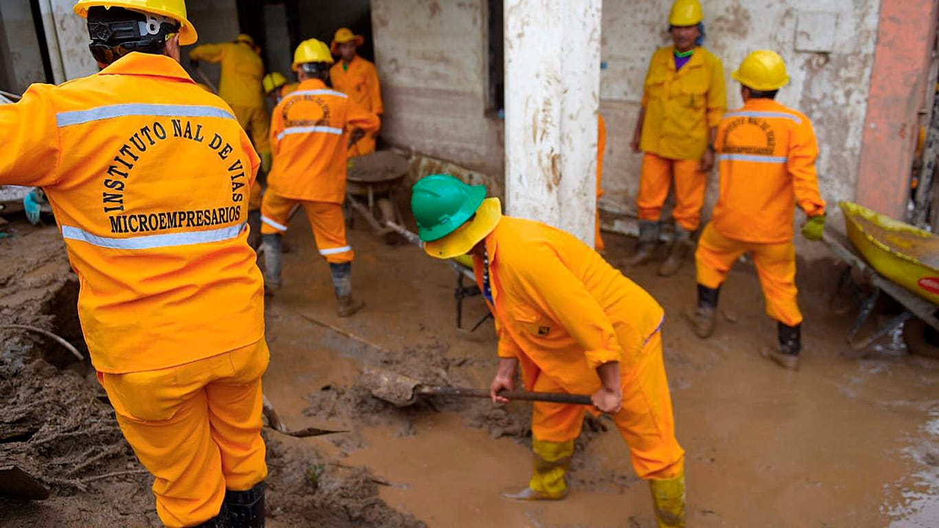 Rettungskräfte nach Naturkatastrophe in Kolumbien im Einsatz.