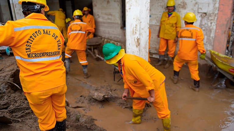 Rettungskräfte nach Naturkatastrophe in Kolumbien im Einsatz.