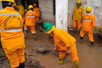 Rettungskräfte nach Naturkatastrophe in Kolumbien im Einsatz.