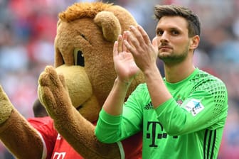 Vor dem Spiel in Hoffenheim erfüllt Sven Ulreich einem Fan einen großen Traum.