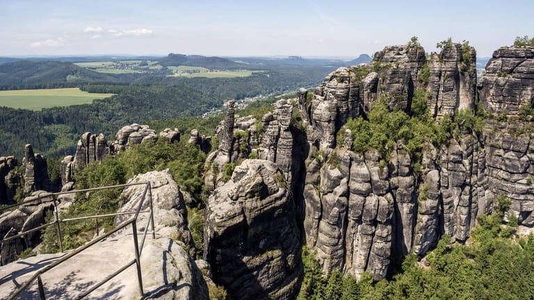 Schöne Schrammsteine: Blick ins Tal im Elbsandsteingebirge im Sommer