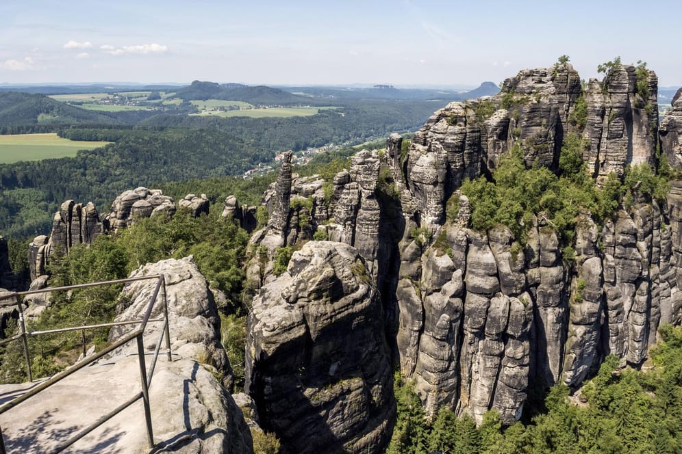 Schöne Schrammsteine: Blick ins Tal im Elbsandsteingebirge im Sommer