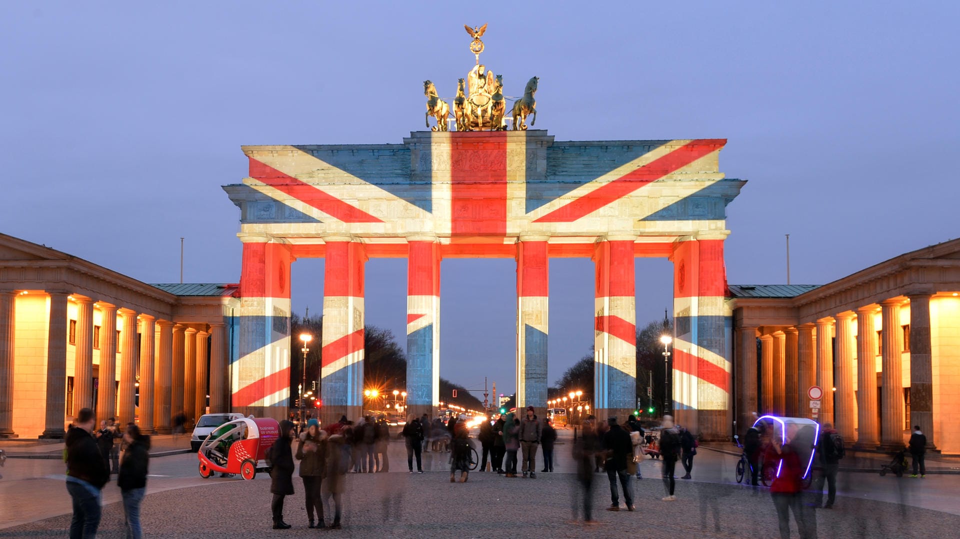 Brandenburger Tor leuchtet in britischen Farben