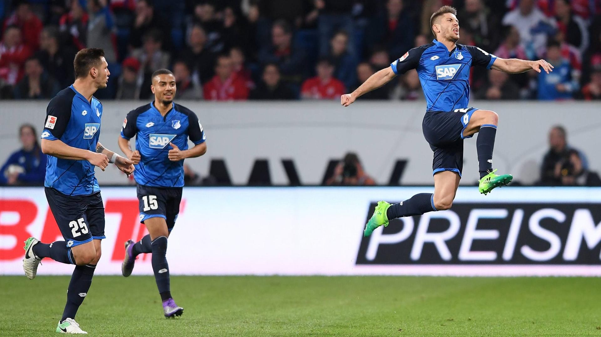 Andrej Kramaric (r.) ist der goldene Siegtorschütze im Topspiel gegen Bayern.