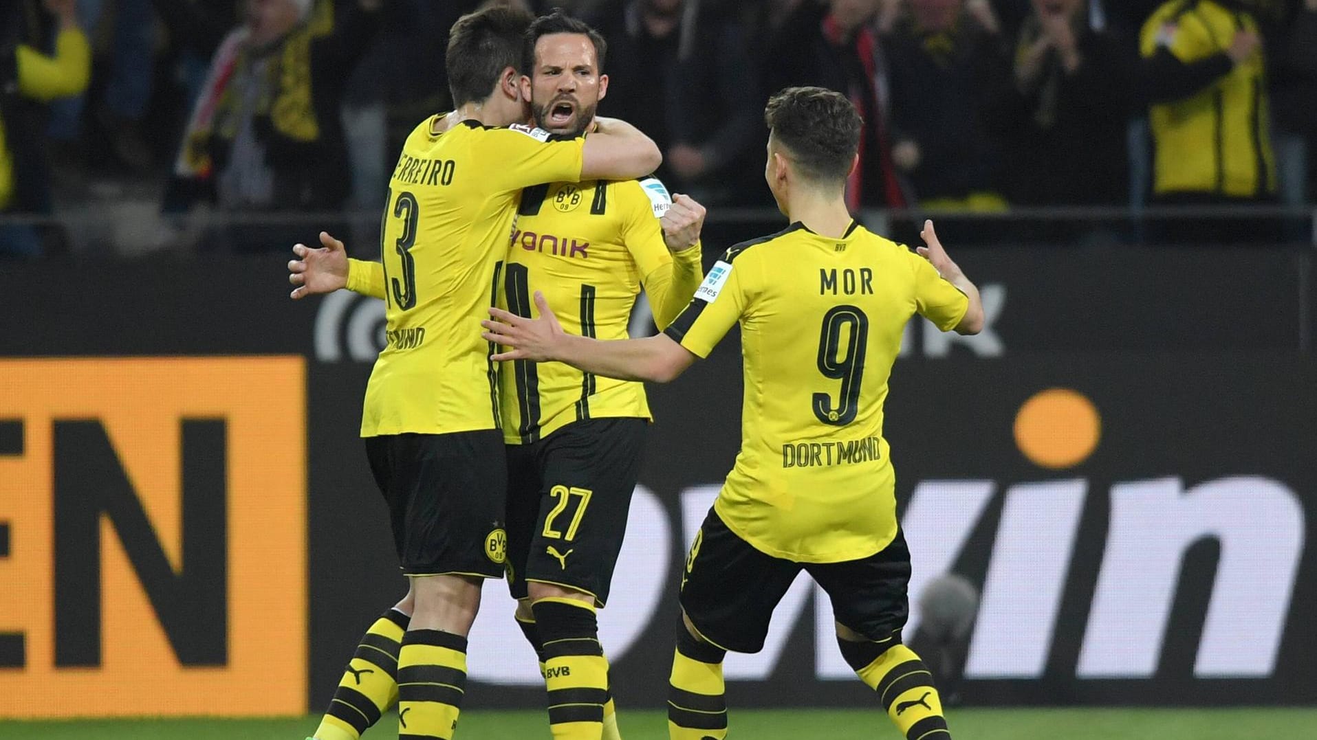 Gonzalo Castro (m.) bejubelt seinen Freistoßtreffer zum 1:0.