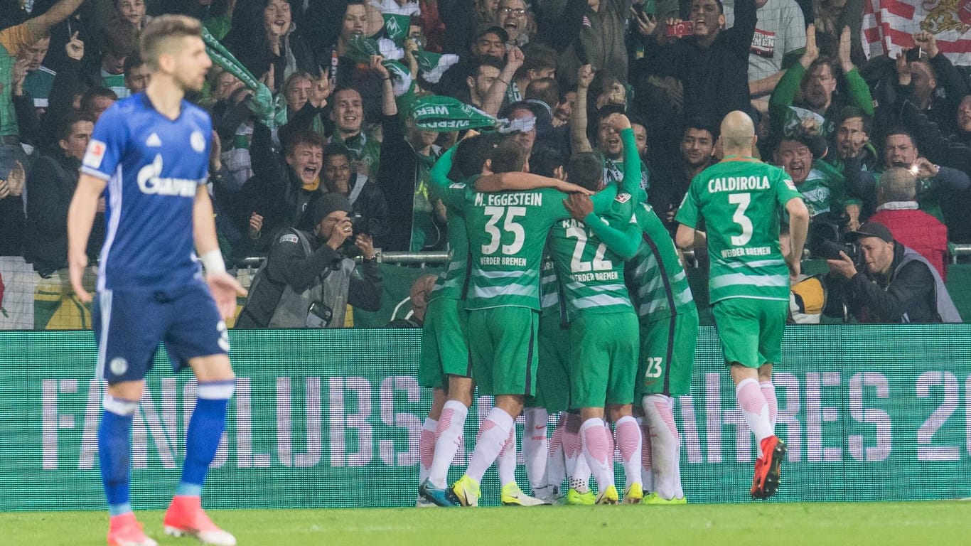 Matija Nastasic (l.) und Schalke 04 fanden keine Lösung gegen Werder.