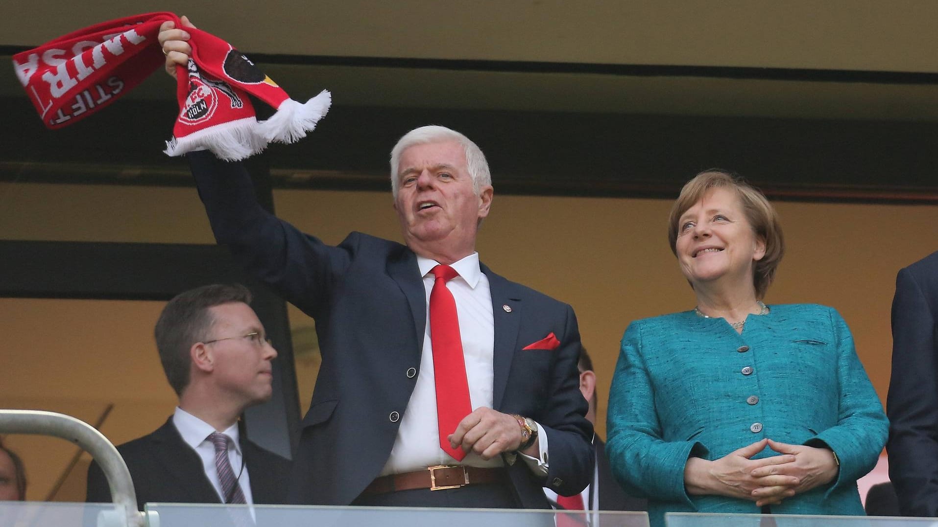 Zusammen mit FC-Präsident Werner Spinner (l.) verfolgte Angela Merkel das Spiel. Zusammen mit FC-Präsident Werner Spinner (l.) verfolgte Angela Merkel das Spiel.