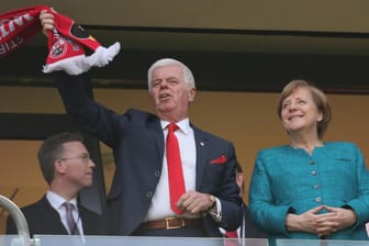 Zusammen mit FC-Präsident Werner Spinner (l.) verfolgte Angela Merkel das Spiel.