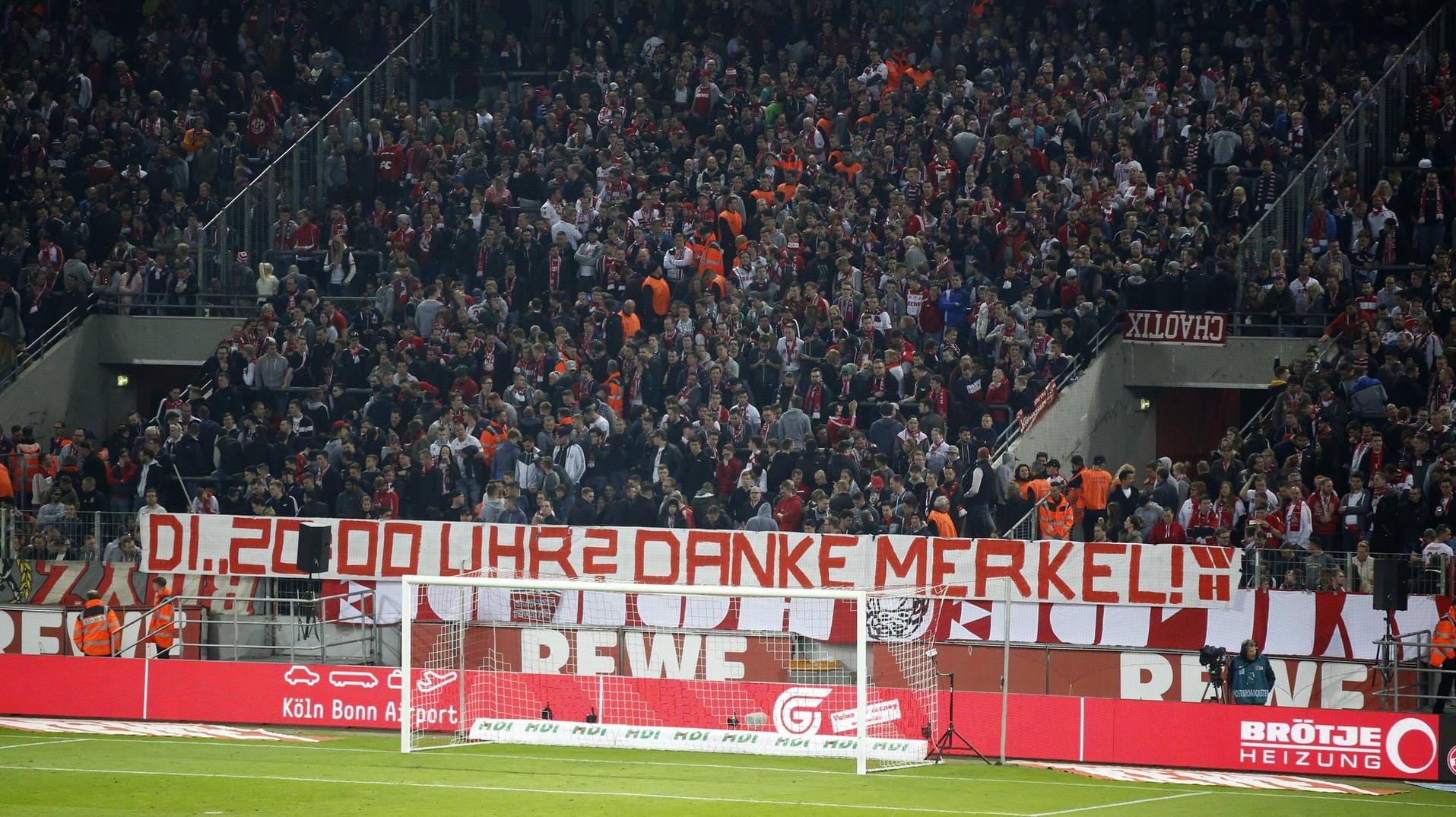 Die Fans aus der Südkurve bedankten sich ironisch bei der Bundeskanzlerin.