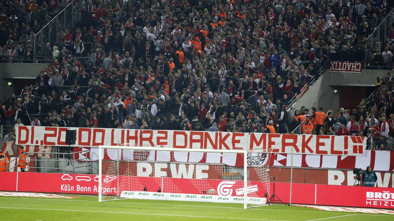 Mit diesem ironischen Banner begrüßten die Köln-Fans die Kanzlerin im Stadion.