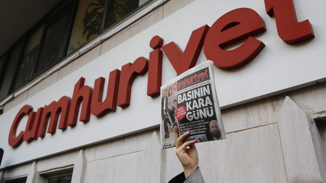 Den inhaftierten Journalisten der "Cumhuriyet" drohen lange Haftstrafen.