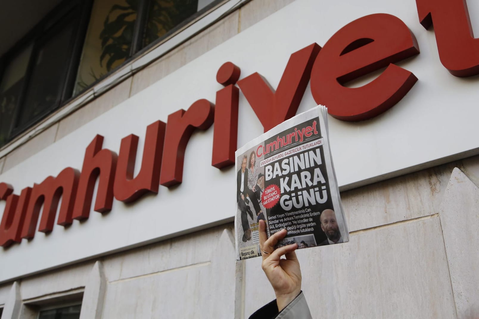 Den inhaftierten Journalisten der "Cumhuriyet" drohen lange Haftstrafen.