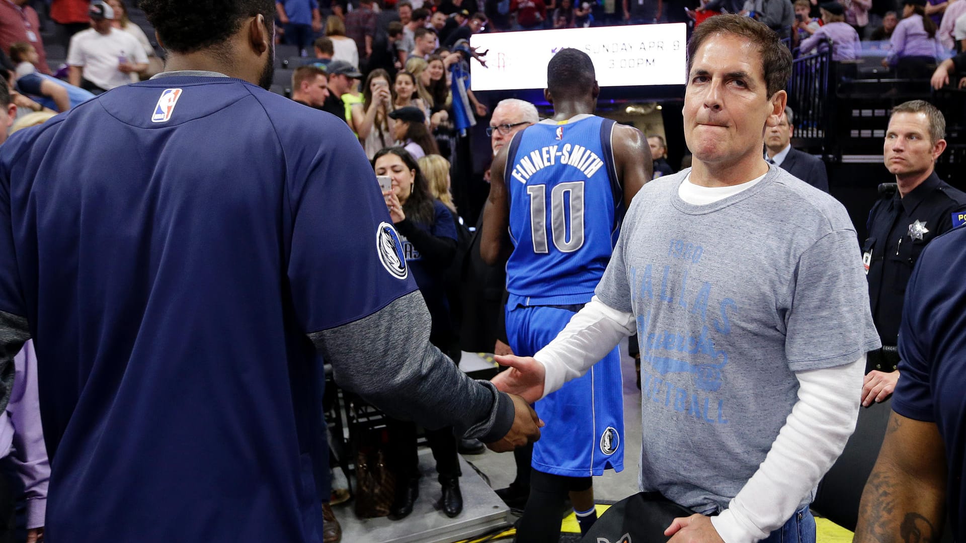 Eigentümer der Dallas Mavericks, Mark Cuban, verabschiedet sich von einem Mitspieler nach verlorem Spiel.