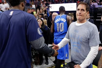 Eigentümer der Dallas Mavericks, Mark Cuban, verabschiedet sich von einem Mitspieler nach verlorem Spiel.