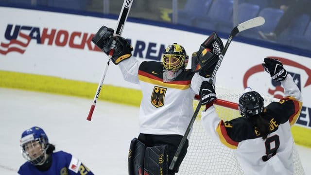 Die deutschen Eishockey-Frauen haben überraschend Russlands Team besiegt.