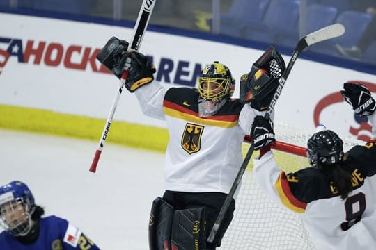 Die deutschen Eishockey-Frauen haben überraschend Russlands Team besiegt.