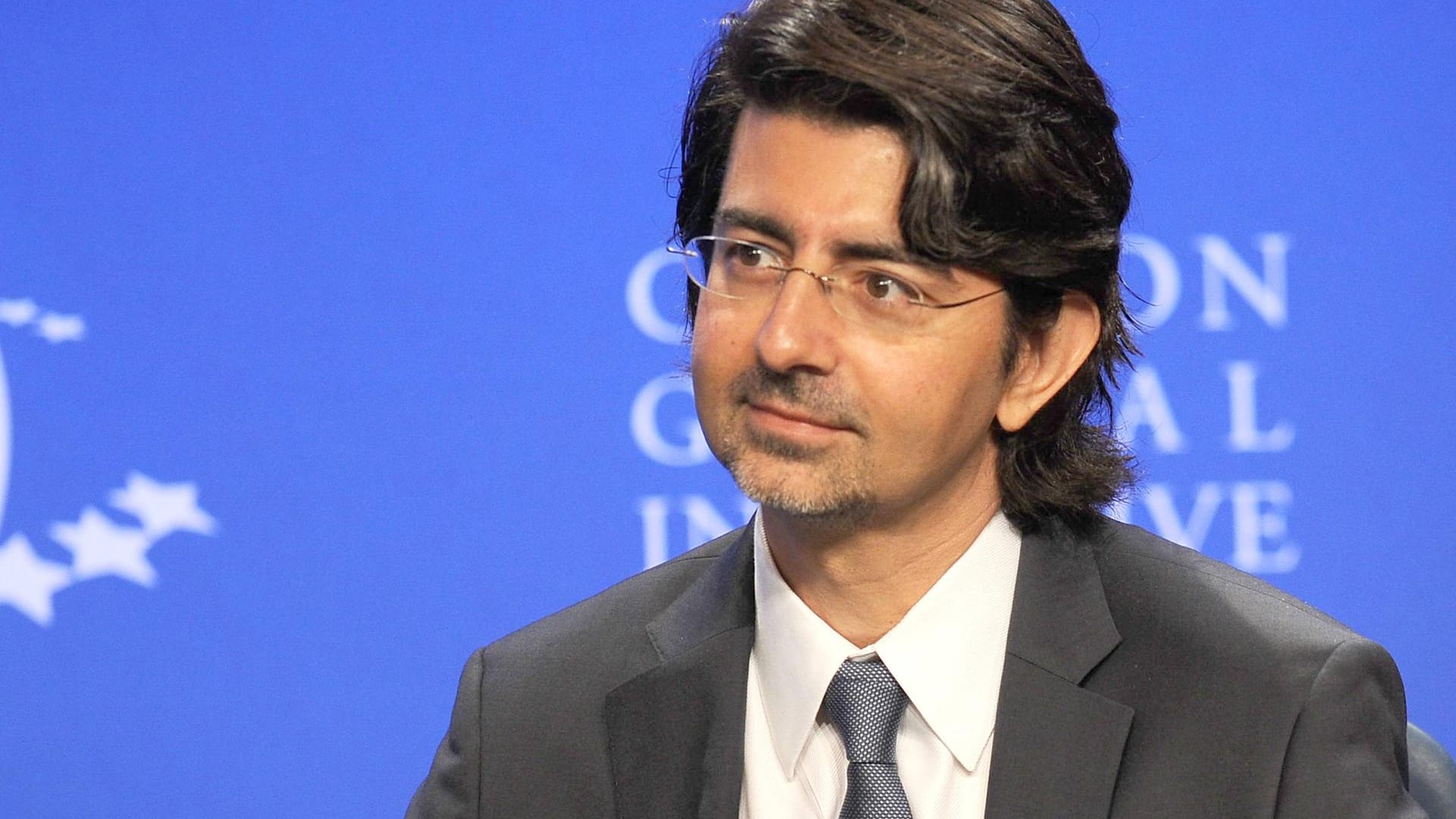 Ebay-Gründer Pierre Omidyar spendet 100 Millionen Dollar und unterstützt damit verschiedene Organisationen, die sich für mehr Transparenz in Politik und Gesellschaft einsetzen.