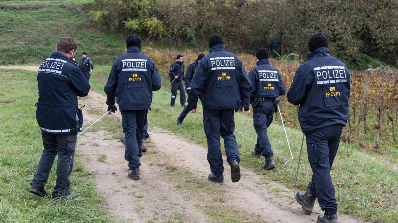 Polizisten auf der Suche nach der getöteten Joggerin.