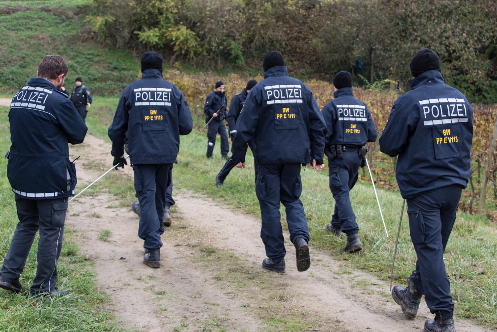 Polizisten auf der Suche nach der getöteten Joggerin.