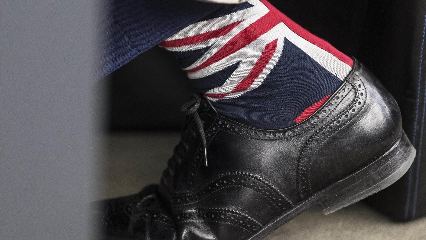Nigel Farage trägt bei einer Debatte des Europäischen Parlamentes über den Brexit Socken in Nationalfarben.