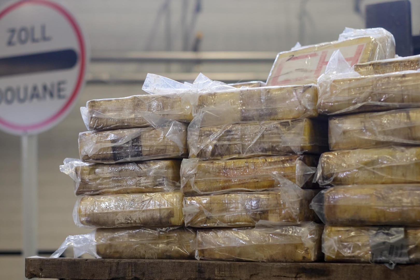 Crystal Meth am Münchner Flughafen: Zoll findet über 1 Kilo Methamphetamin in Frachtsendungen.
