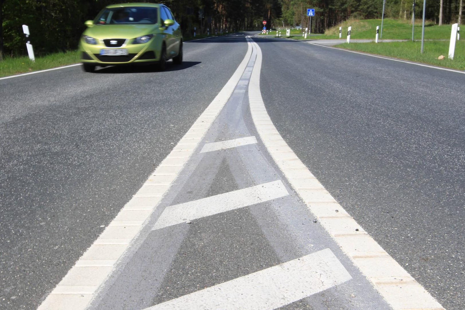 Der ADAC stellte bei Auswertung von Verkehrsmeldungen fest: Geisterfahrer sind besonders Samstagnachts unterwegs