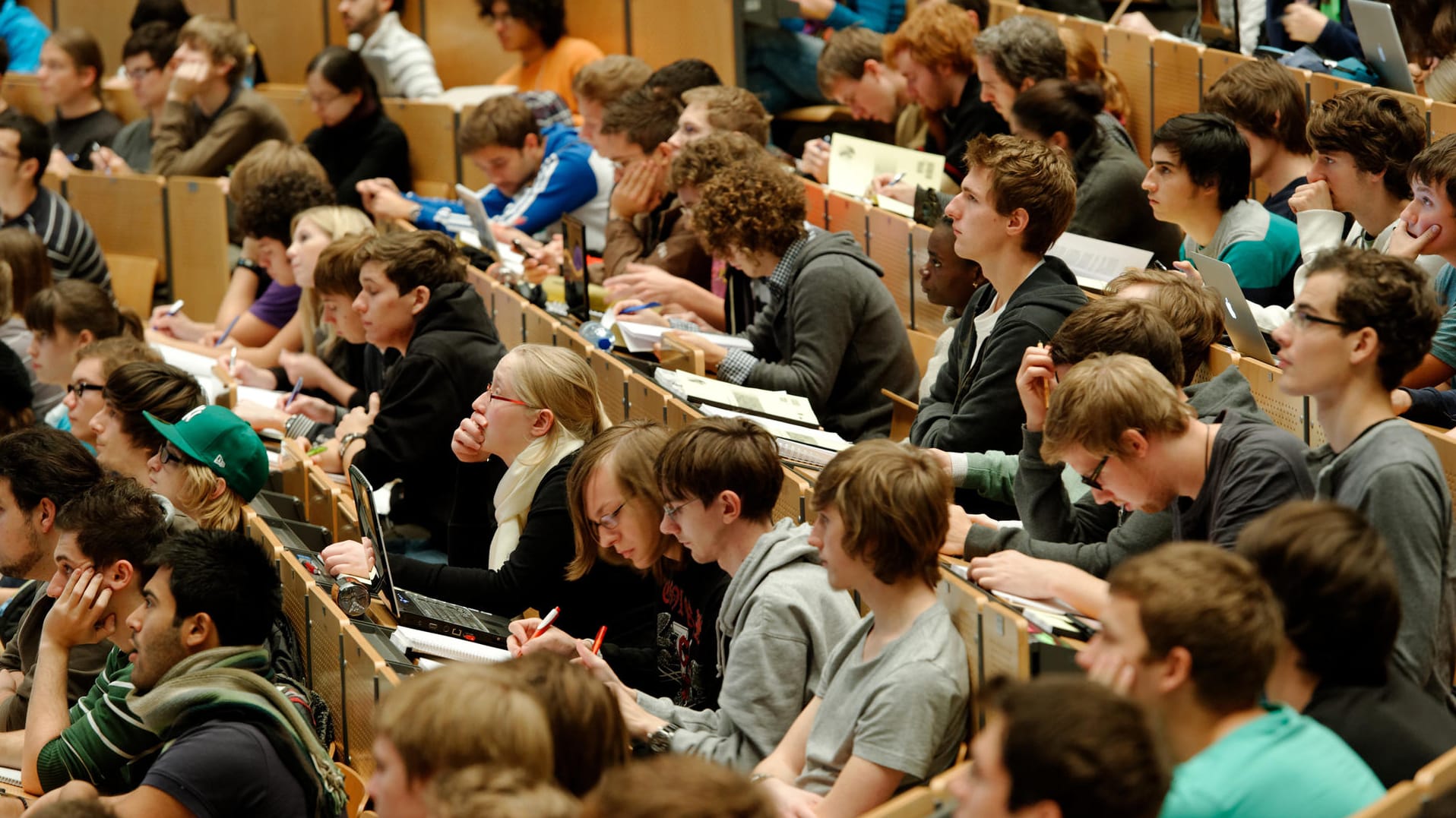 Eine Mehrheit der europäischen Jugend steht einer Studie zufolge der Politik skeptisch gegenüber. Eine Mehrheit der europäischen Jugend steht einer Studie zufolge der Politik skeptisch gegenüber.