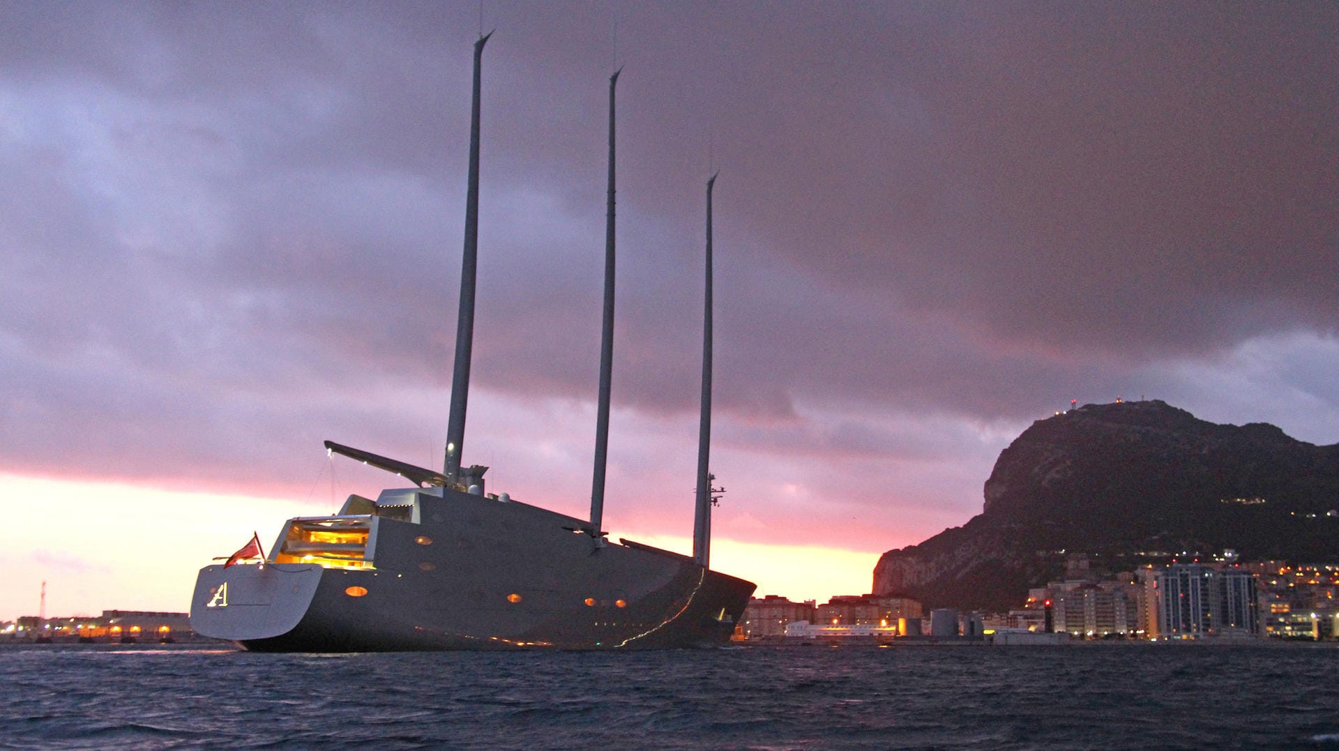 Die "Sailing Yacht A" vor Gibraltar. Das Schiff ist die größte Segeljacht der Welt. Die "Sailing Yacht A" vor Gibraltar. Das Schiff ist die größte Segeljacht der Welt.