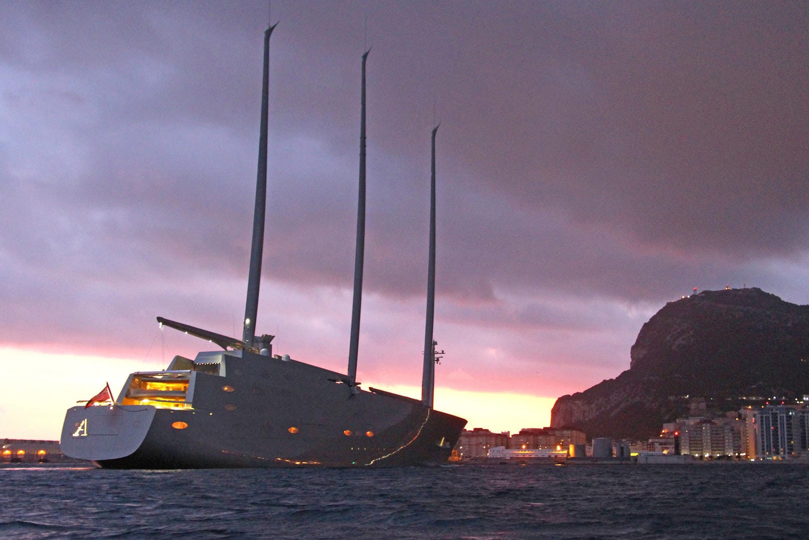 Die "Sailing Yacht A" vor Gibraltar. Das Schiff ist die größte Segeljacht der Welt.