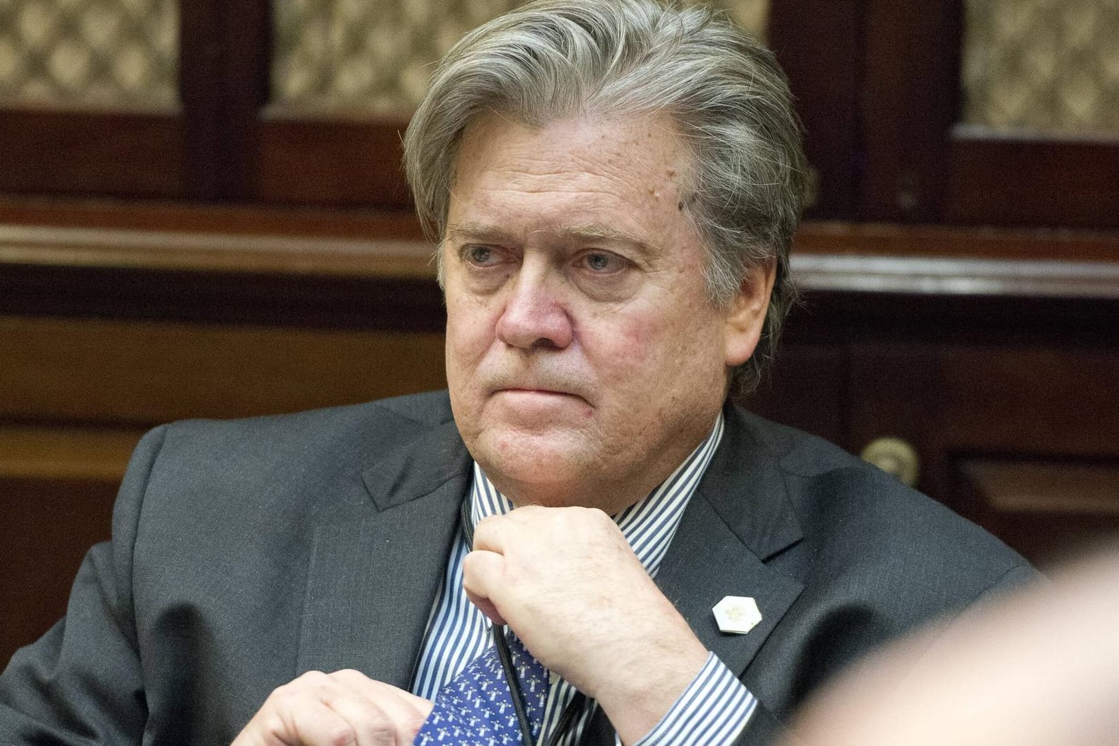 Der umstrittene Chefstratege Stephen Bannon ist künftig nicht mehr Mitglied des Nationalen Sicherheitsrat.