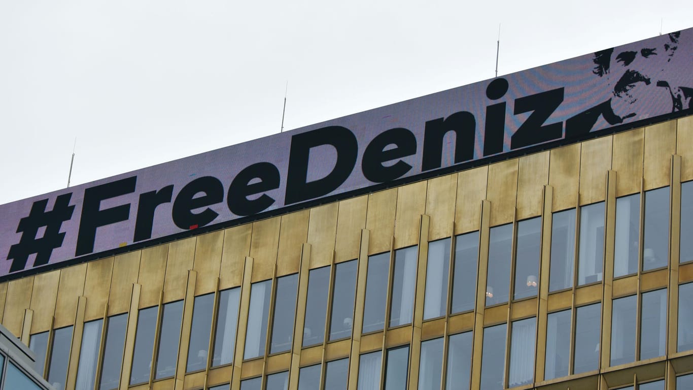 #FreeDeniz am Springer-Hochhaus in Berlin.
