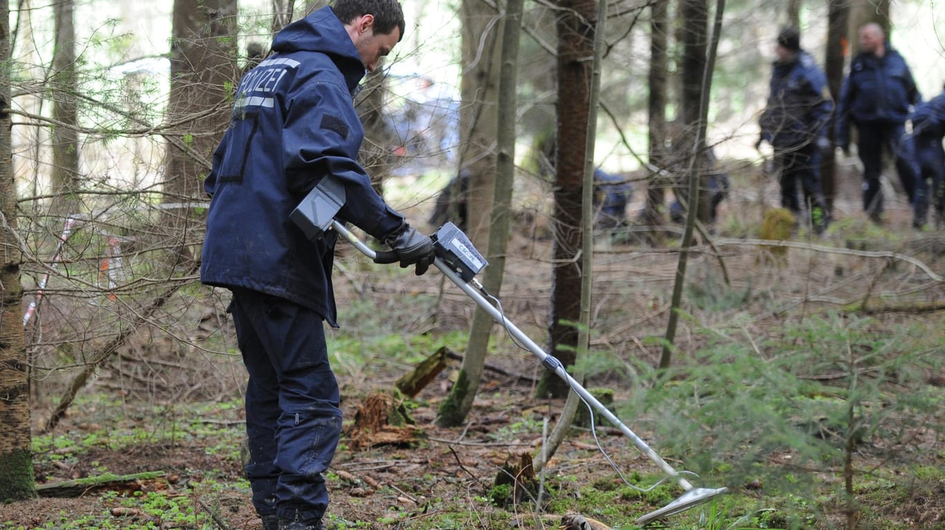 In einem Waldgebiet bei Nietheim suchte die Polizei 2012 mit Metalldetektoren nach Spuren im Fall Bögerl.