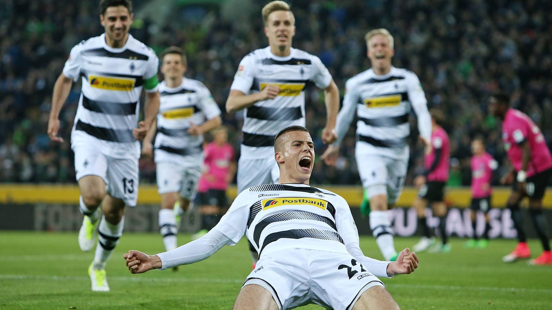 Der Startelf-Debütant László Bénes trifft zur Führung für Gladbach. Der Startelf-Debütant László Bénes trifft zur Führung für Gladbach.
