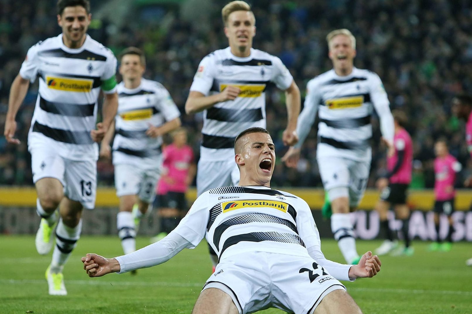 Der Startelf-Debütant László Bénes trifft zur Führung für Gladbach.