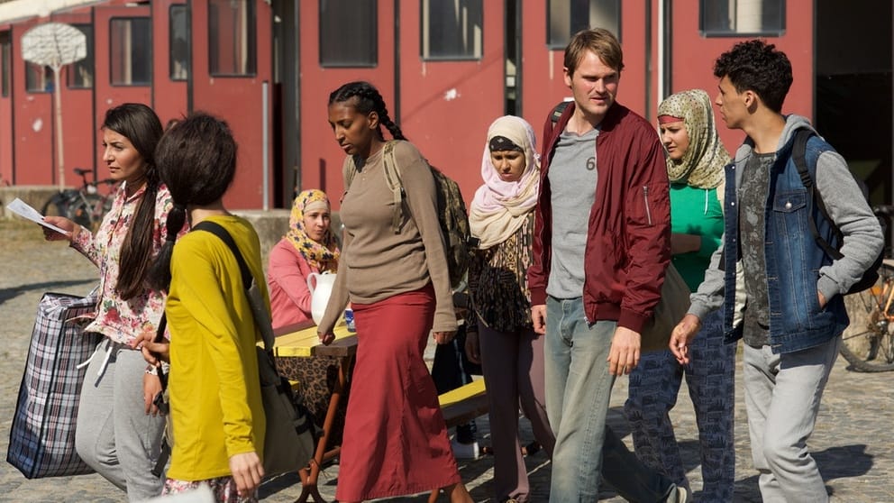 Voss mischt sich undercover unter die Flüchtlinge.