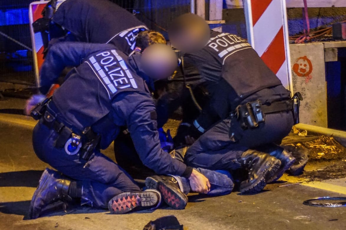 Polizisten sollen einen Mann brutal misshandelt haben.
