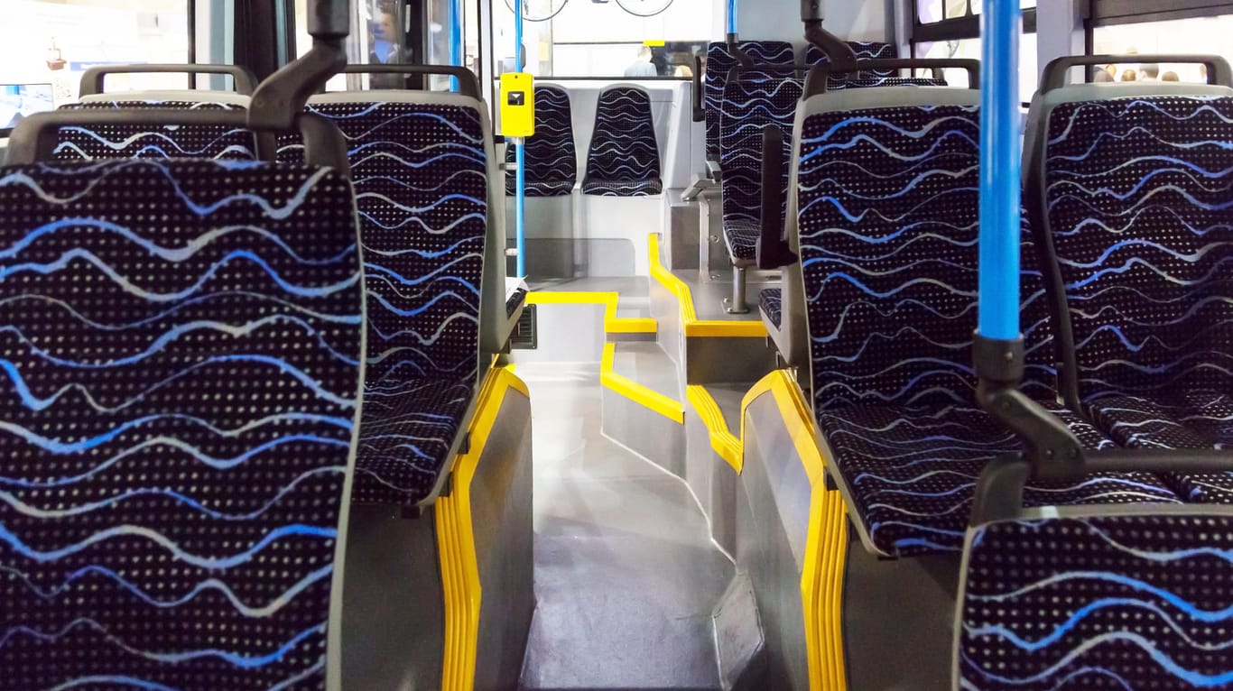 Der Innenraum eines Busses