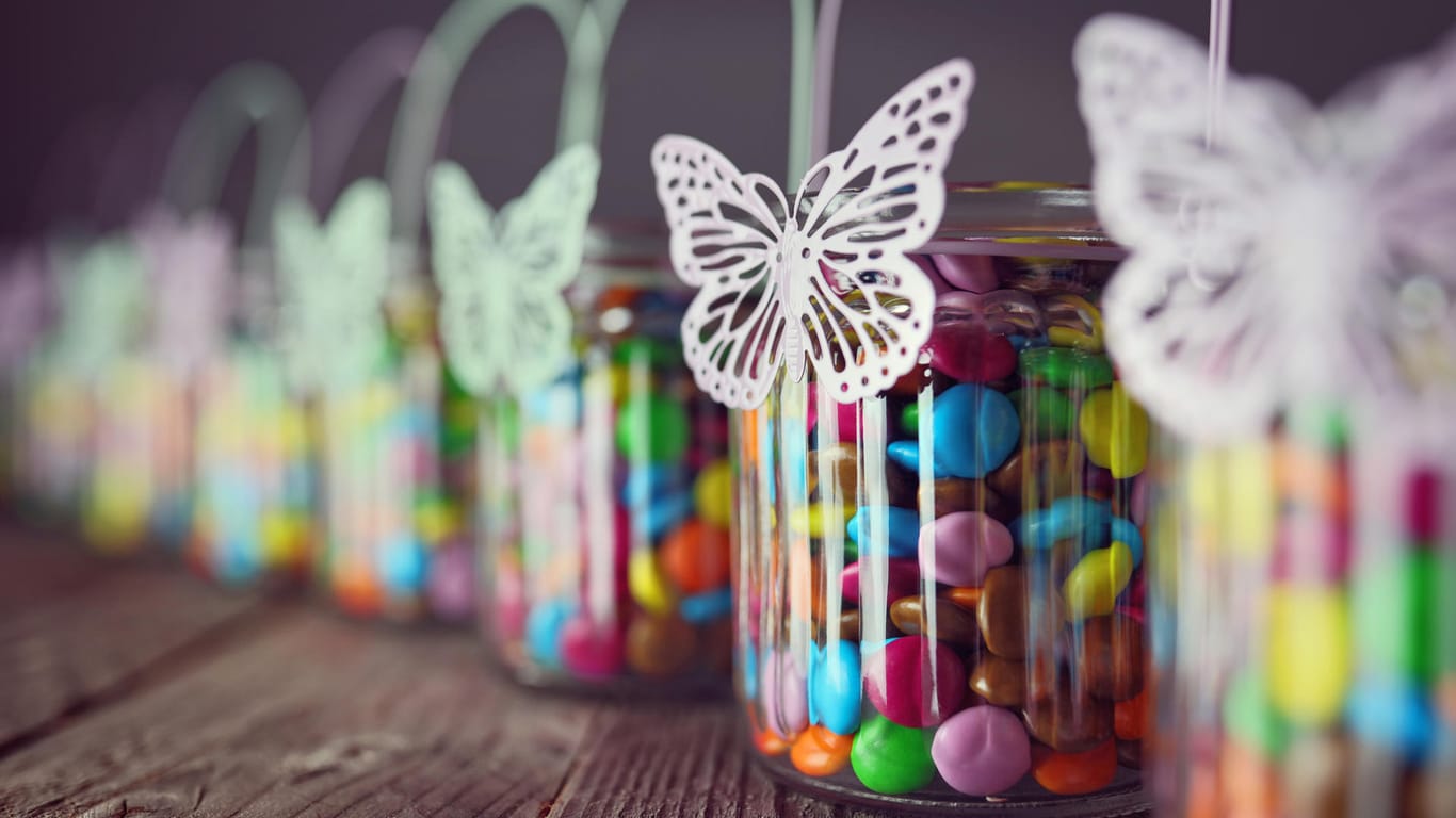 Kleine Gläser mit Süßigkeiten