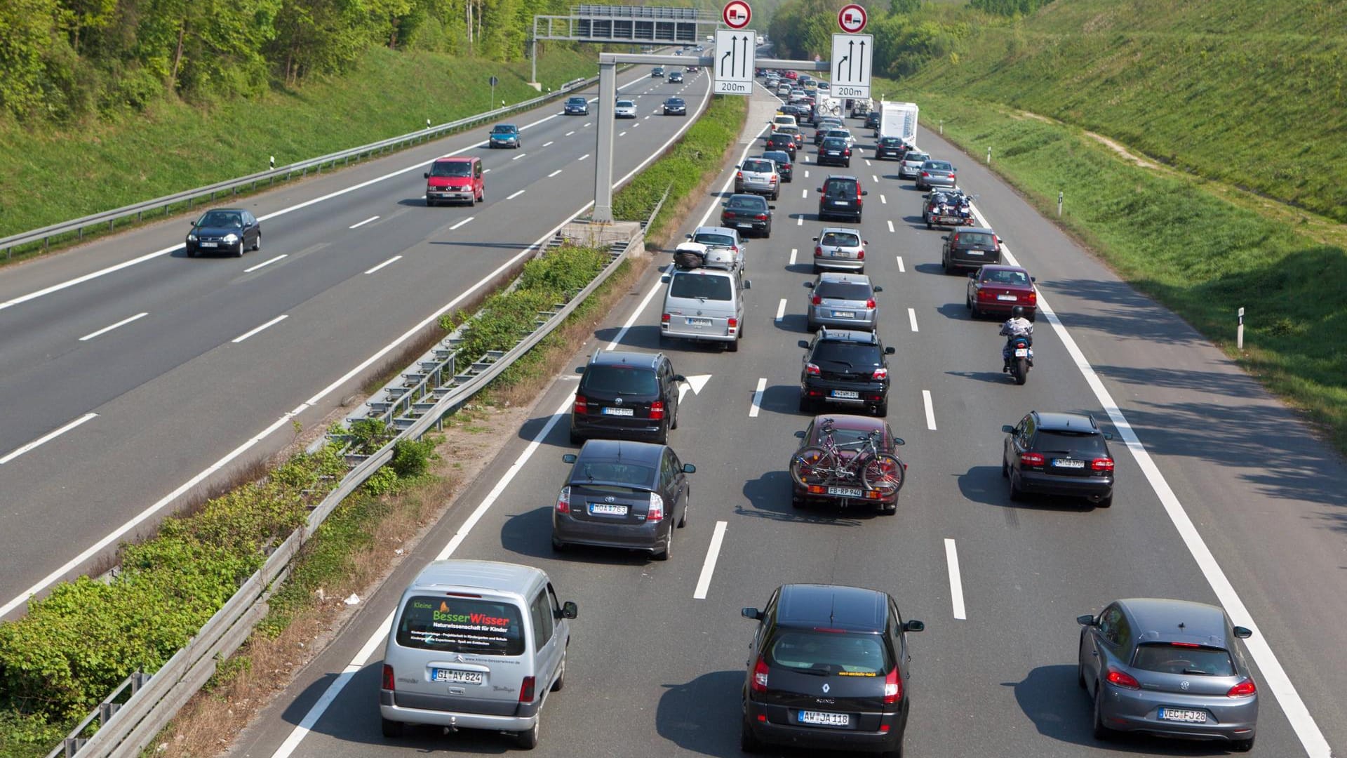 Im Osterreiseverkehr ist immer mit Stau, wie hier auf der Autobahn A1, zu rechnen