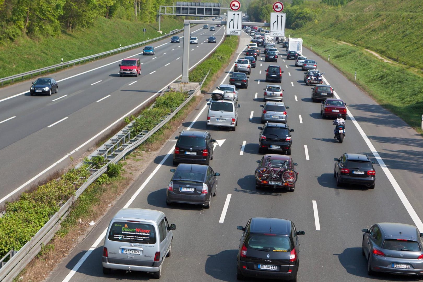 Im Osterreiseverkehr ist immer mit Stau, wie hier auf der Autobahn A1, zu rechnen