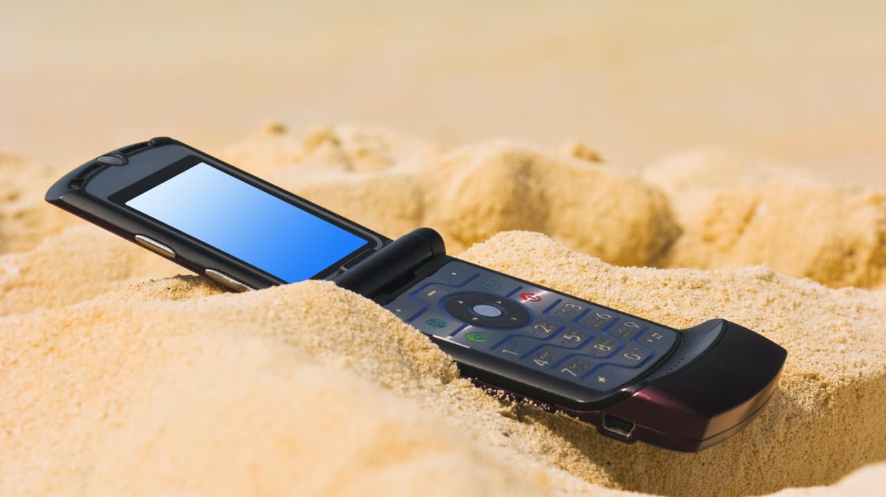 Handy am Strand. Ab Mitte Juni müssen Urlauber im Ausland keine Roaming-Gebühren mehr zahlen. Handy am Strand. Ab Mitte Juni müssen Urlauber im Ausland keine Roaming-Gebühren mehr zahlen.