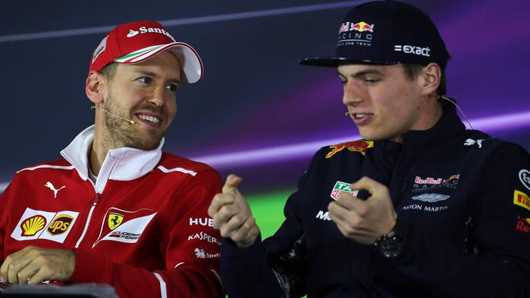 Sebastian Vettel (l.) und Max Verstappen waren bei der Pressekonferenz gut aufgelegt.