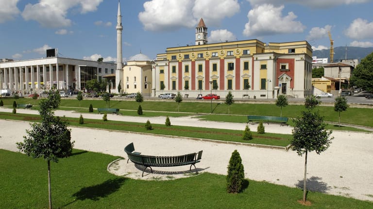 Blick auf den Skanderbegplatz in Tirana