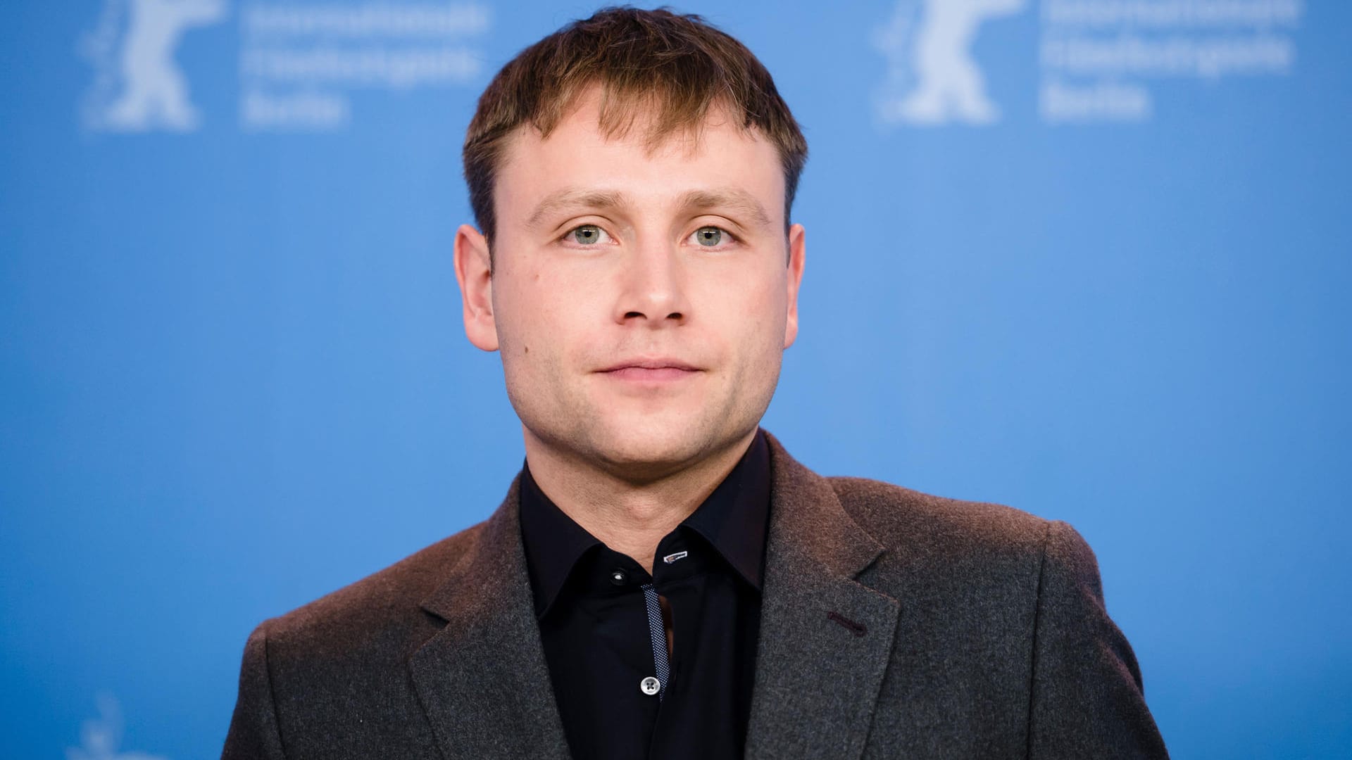 Schauspieler Max Riemelt erzählt in der Cosmopolitan, dass er Schwierigkeiten hat, nackt vorm Drehteam zu sein.