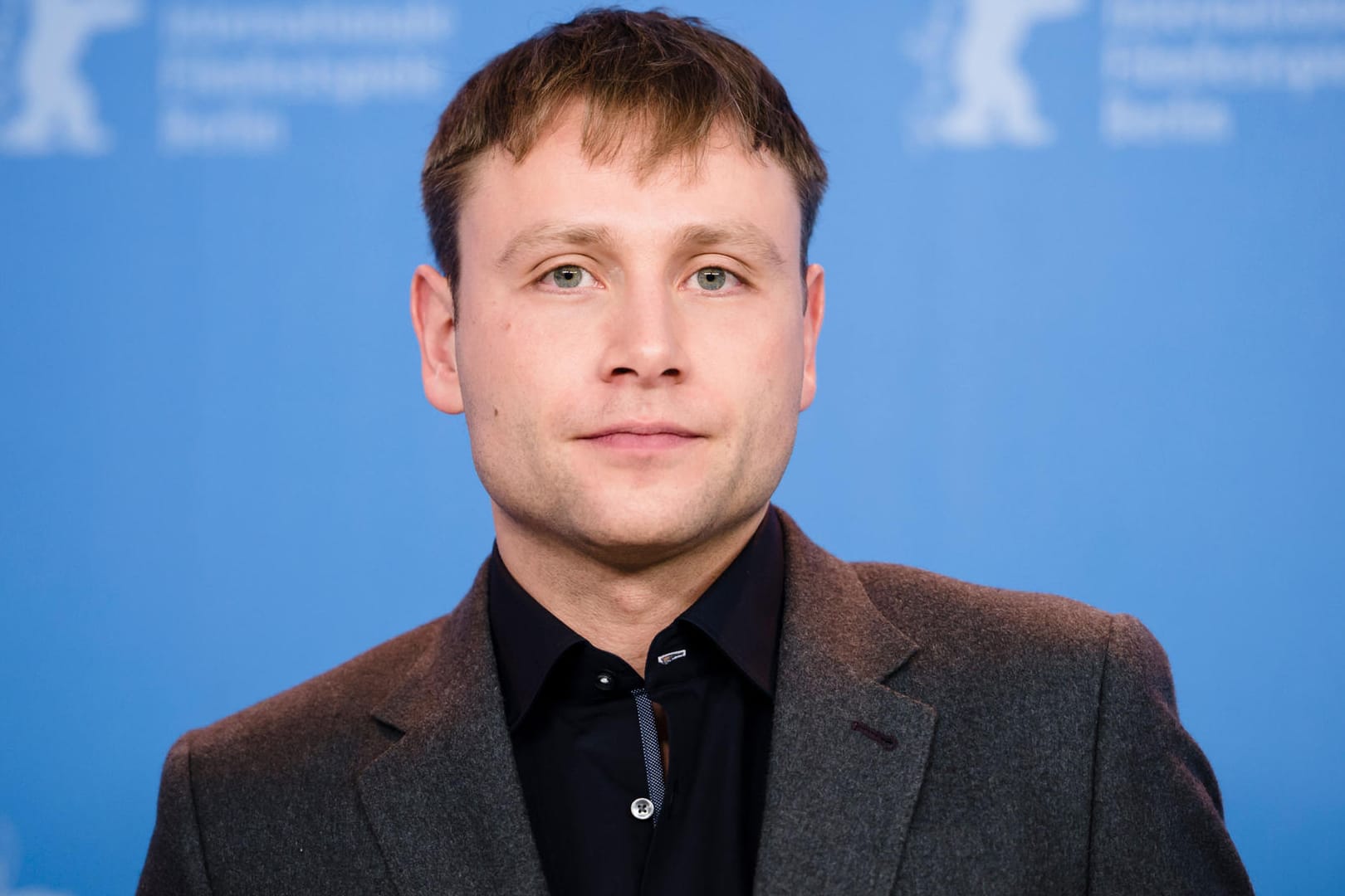 Schauspieler Max Riemelt erzählt in der Cosmopolitan, dass er Schwierigkeiten hat, nackt vorm Drehteam zu sein.