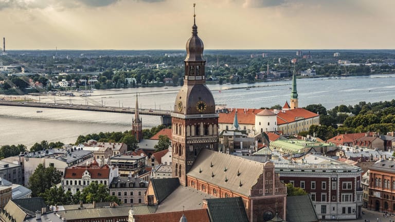 Die Skyline von Lettlands Hauptstadt Riga mit Blick auf die Kathedrale, das Schloss und die Vansu-Brücke