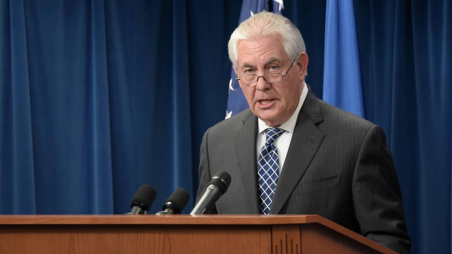 US-Außenminister Tillerson kündigte eine "angemessene Antwort" auf den mutmaßlichen Gasangriff an. US-Außenminister Tillerson kündigte eine "angemessene Antwort" auf den mutmaßlichen Gasangriff an.