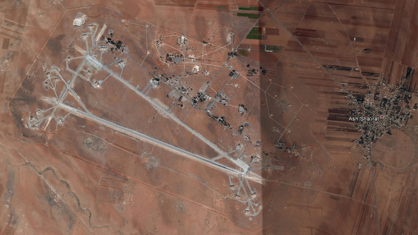 Das al-Shayrat Flugfeld in Syrien (l) und die Stadt Sha'irat (Shayrat), rechts neben dem Flugfeld.